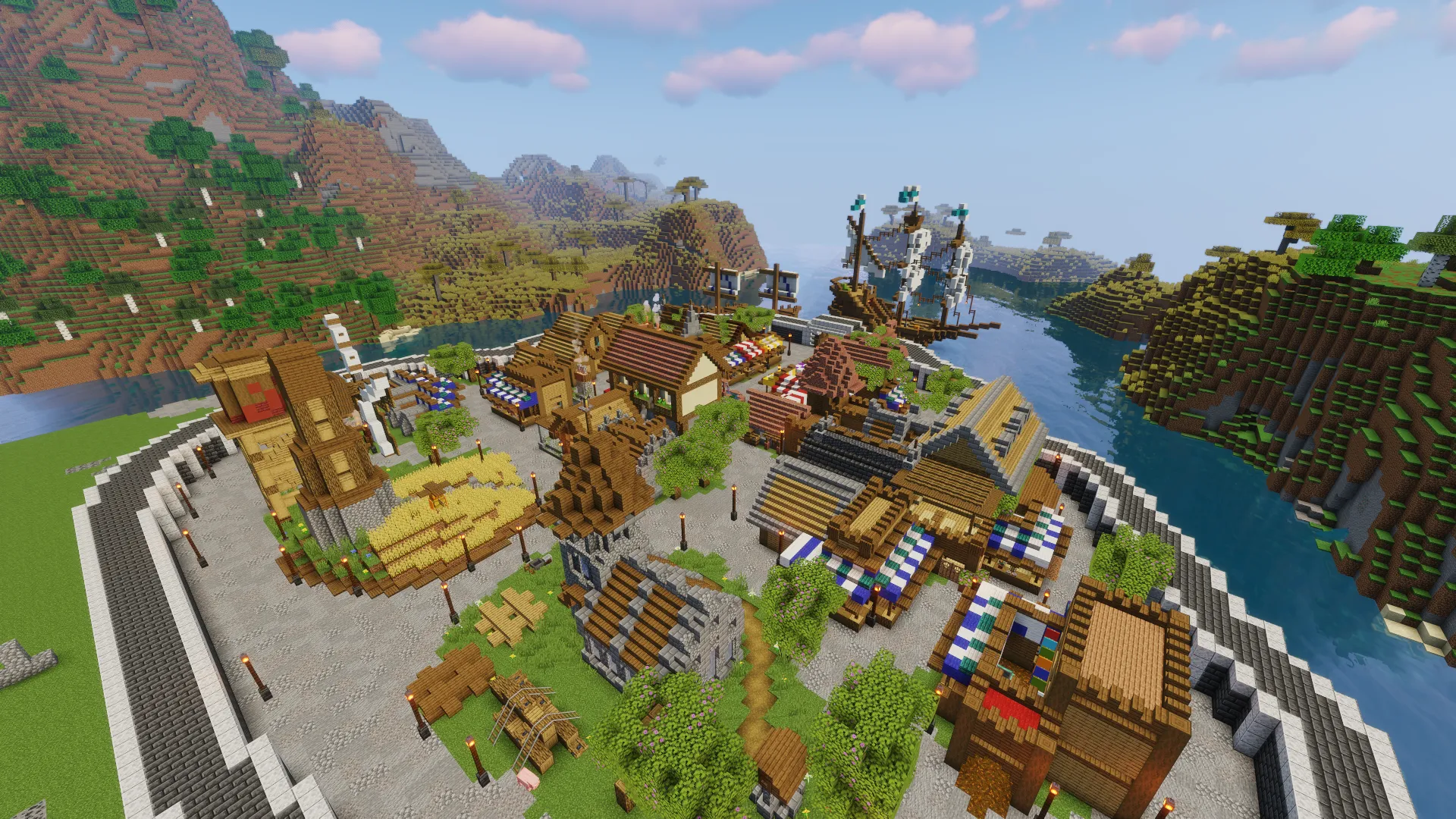 Город в Minecraft сверху: деревянная башня, поле пшеницы и рынок, за стеной — река, корабль и горы