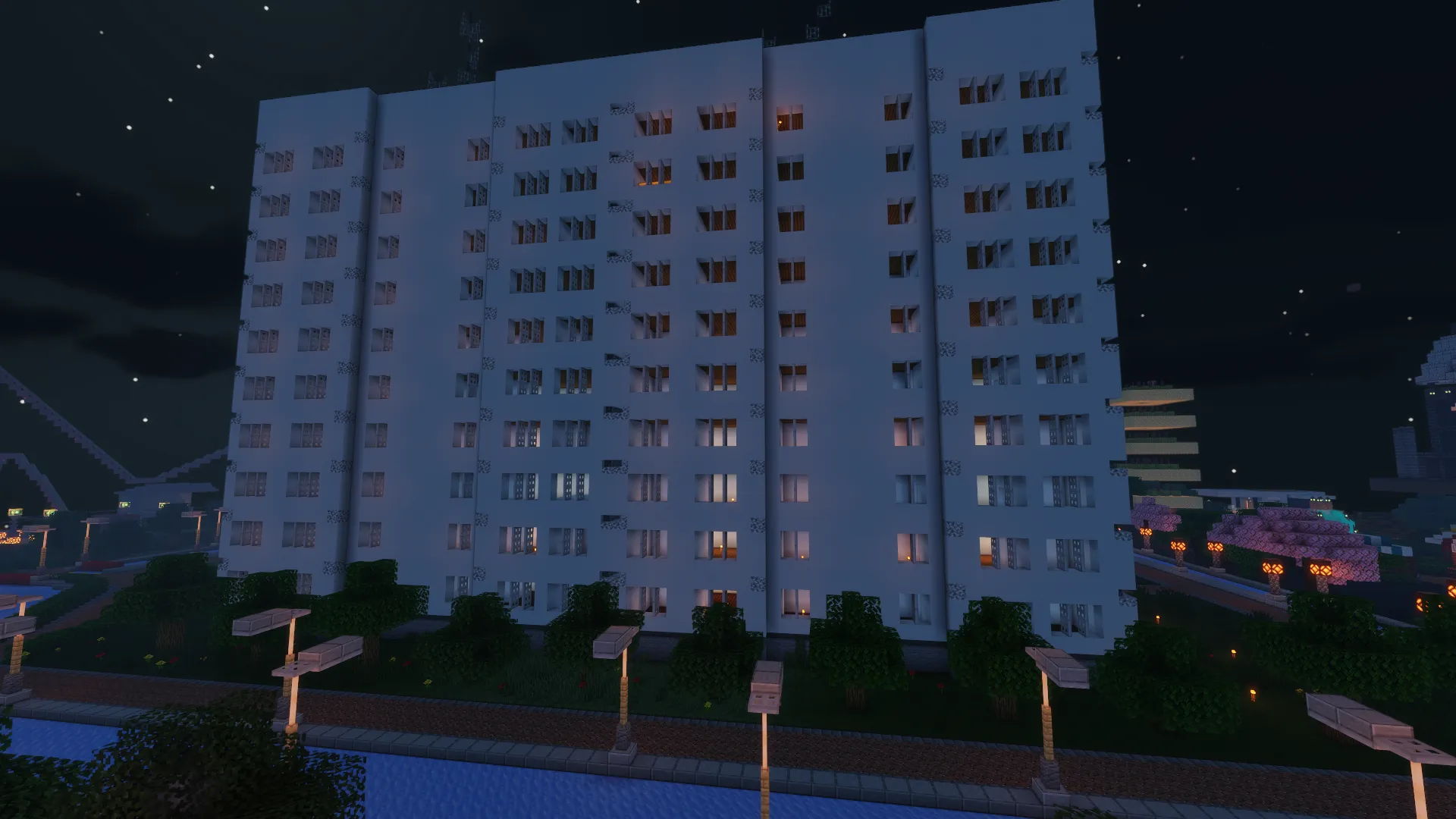 Девятиэтажный панельный дом в Minecraft ночью, набережная с фонарями