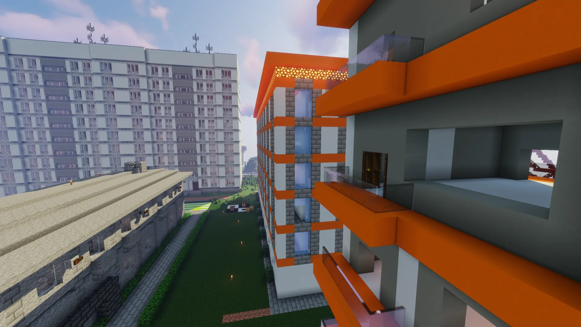 Современная многоэтажка с оранжевыми балконами в Minecraft, вид с верхнего этажа