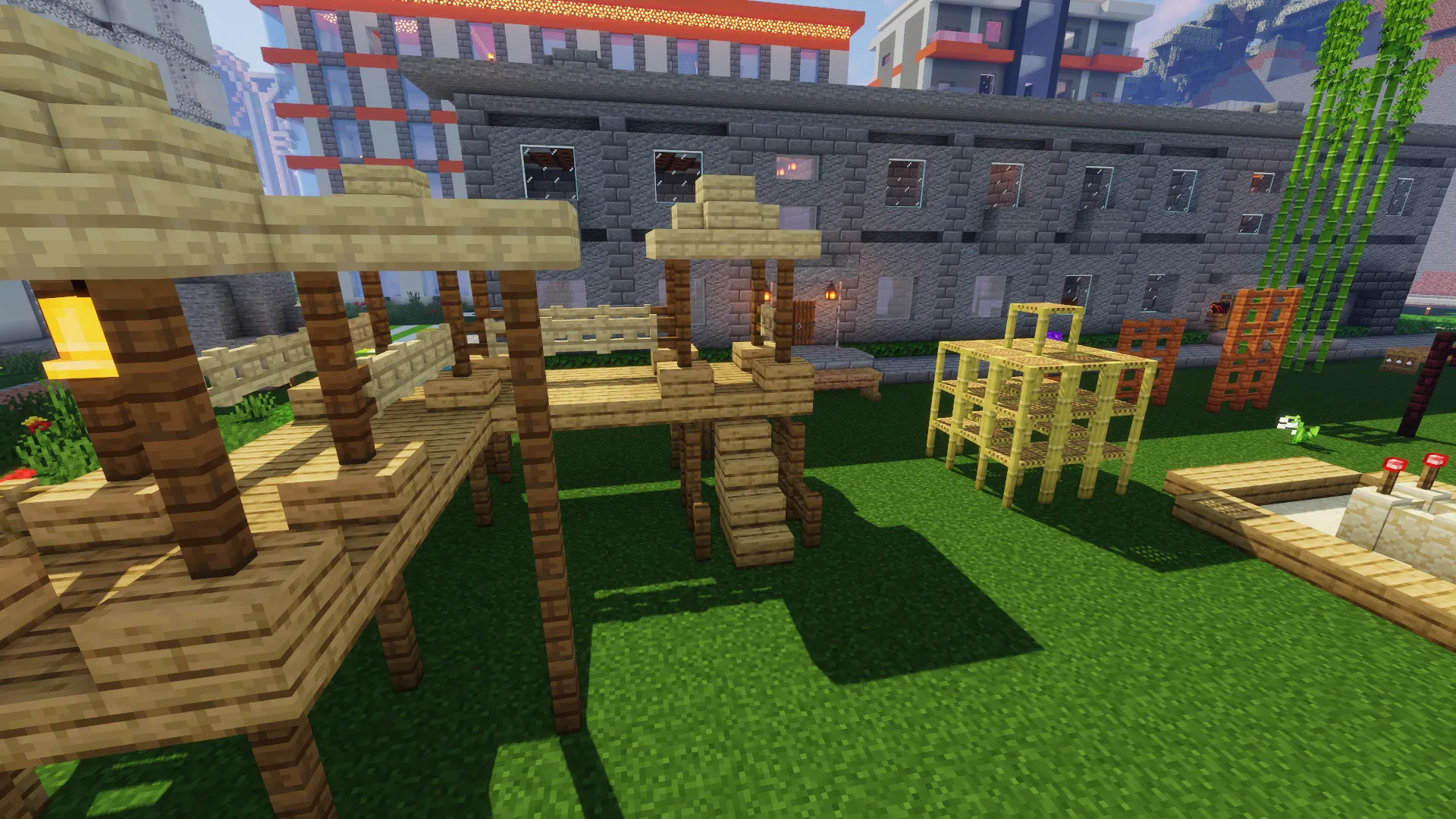Деревянная детская площадка во дворе многоэтажек в Minecraft