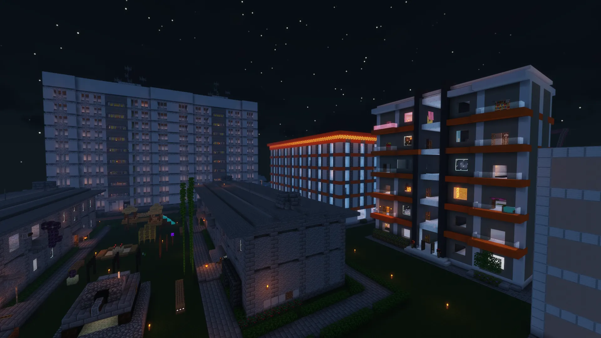 Ночная панорама квартала многоэтажных домов в Minecraft со светящимися окнами