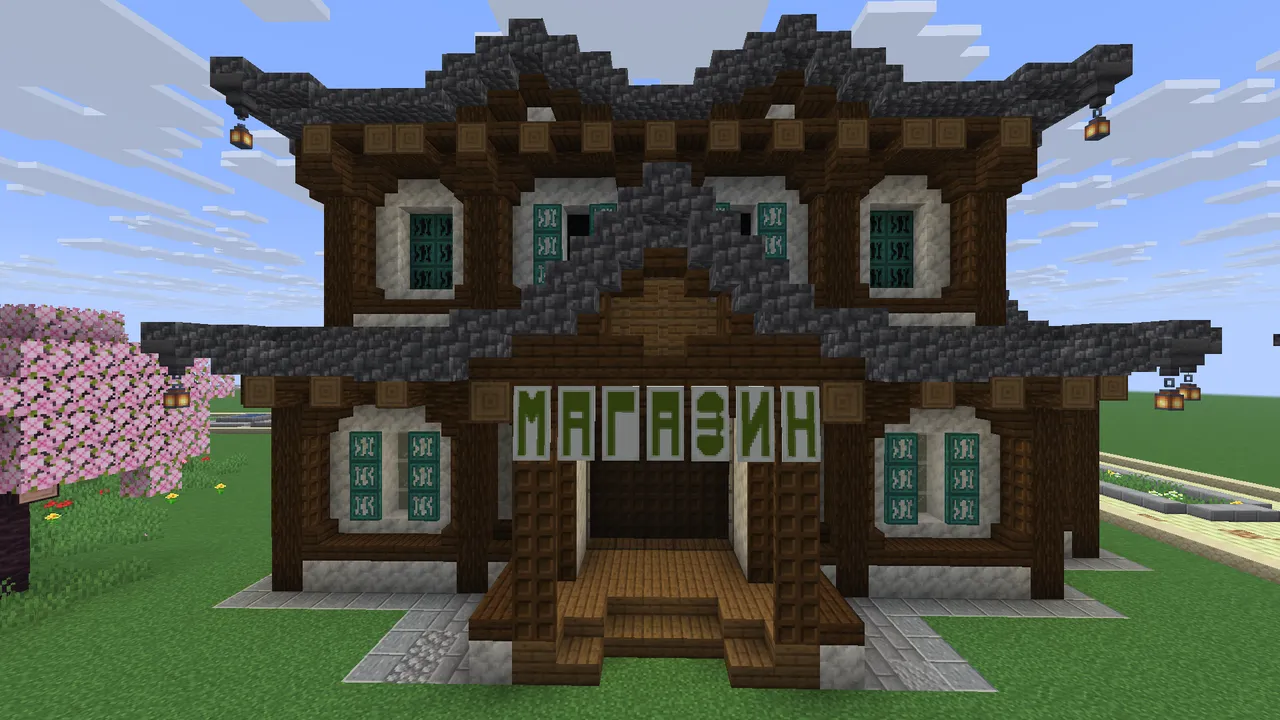 Надпись МАГАЗИН из семи флагов на фасаде деревянного здания в Minecraft