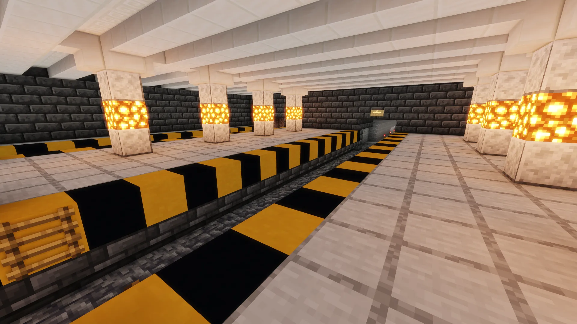 Перрон станции метро в Minecraft с жёлто-чёрной разметкой и колоннами