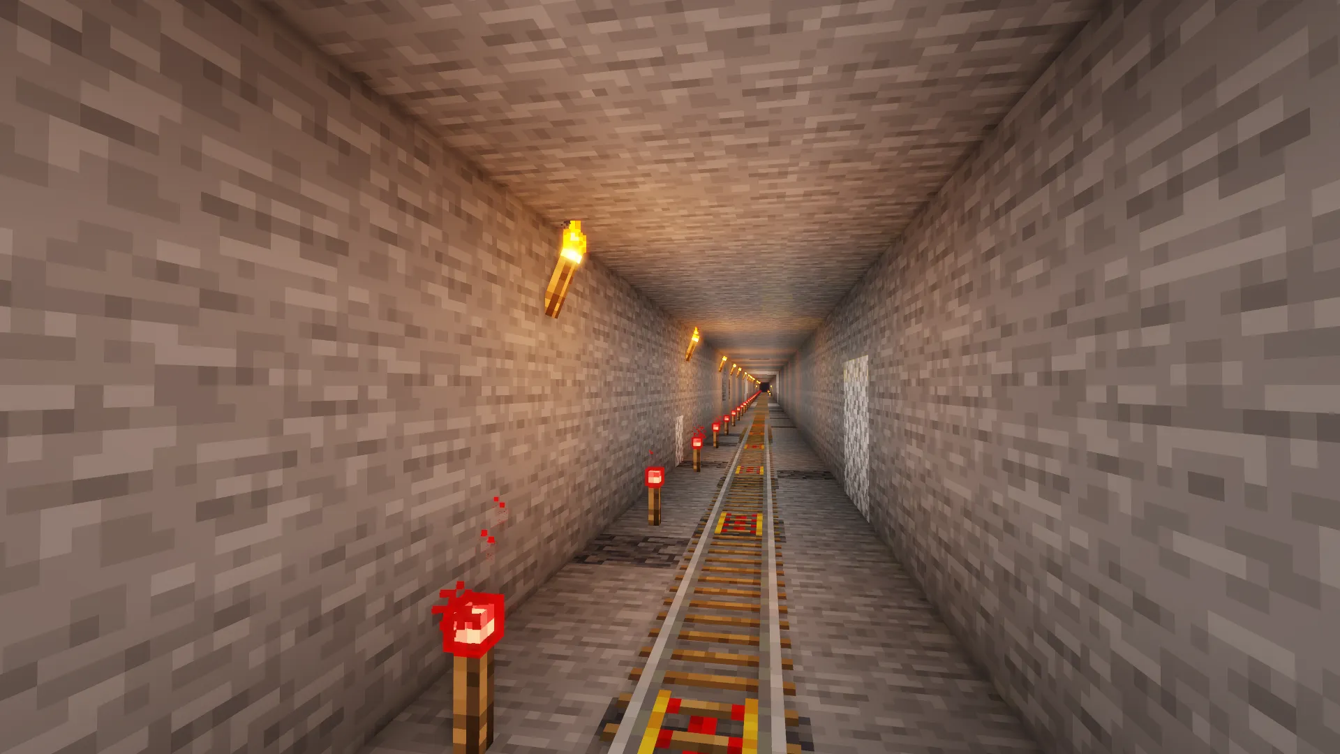 Подземный тоннель метро в Minecraft с рельсами и факелами