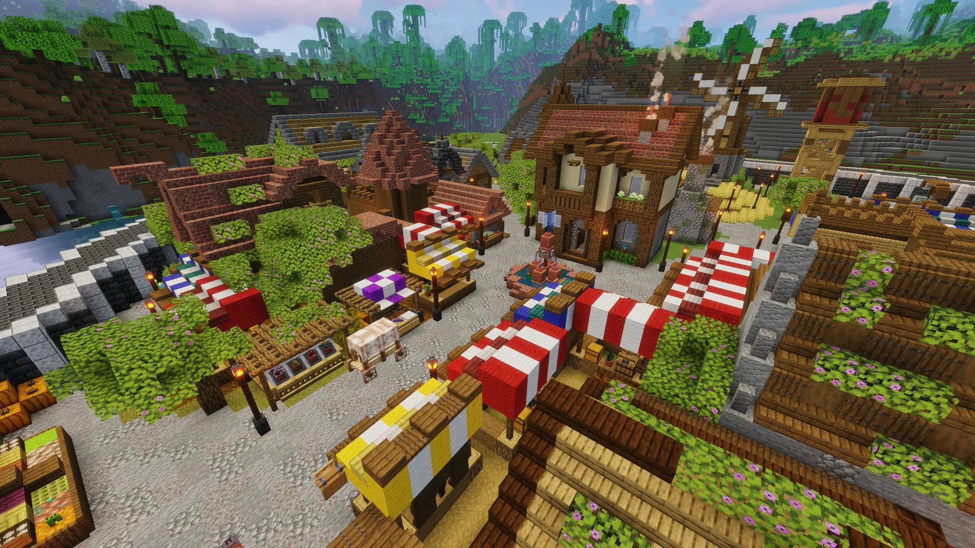 Рыночная площадь в Minecraft: прилавки под полосатыми навесами, фонтан и фахверковый дом с кирпичной крышей, за ним — мельница